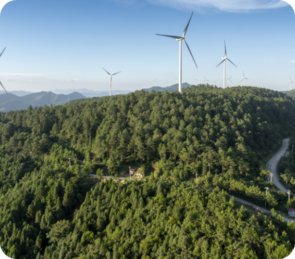Windkraftwerk steht auf einem grünen Berg