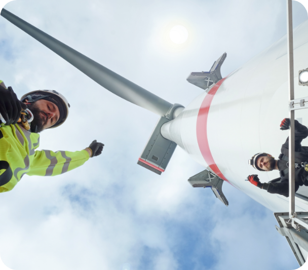 Mitarbeiter arbeiten an Windkraftwerk
